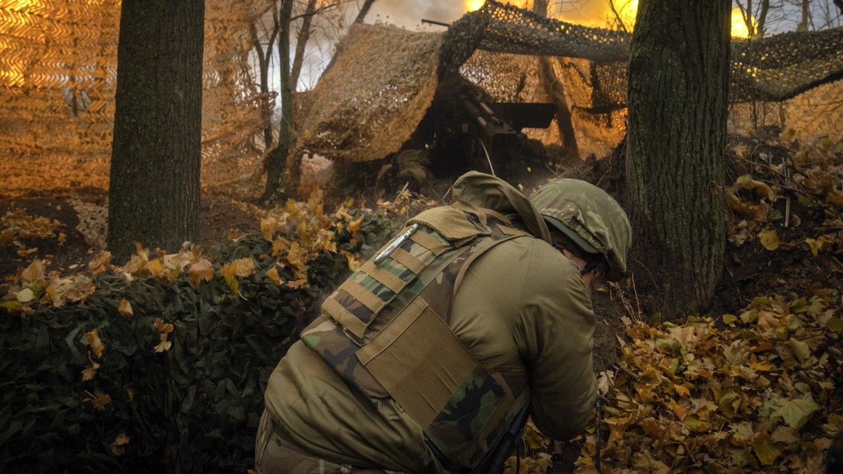 ARCHIV - 06.11.2024, Ukraine, Charkiw: Ein Soldat der 13. Brigade der ukrainischen Nationalgarde feuert mit einem Giatsint-B-Geschütz auf russische Stellungen in der Nähe von Charkiw, Ukraine. (zu dpa ...