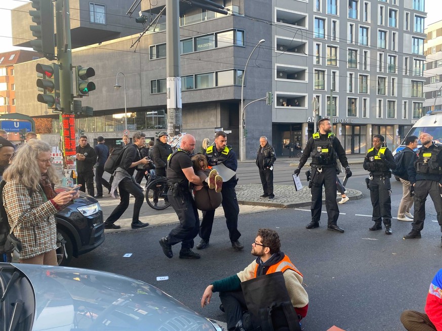 Nachdem die Wissenschaft das 1,5 Grad Ziel als unerreichbar bewertet hat, häufen sich Protestaktionen von Klimaaktivist:innen, wie hier an der Berliner Torstraße.