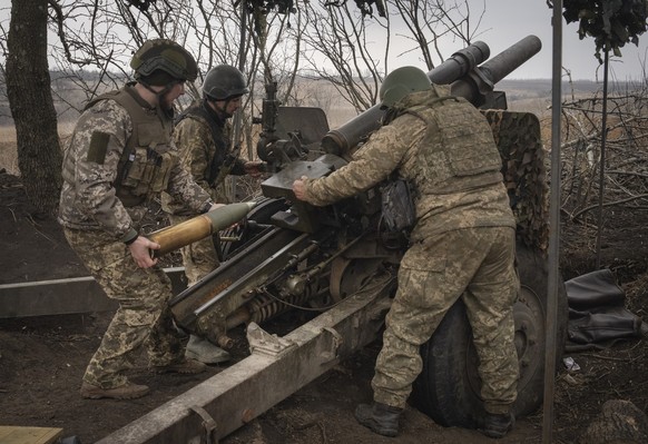 22.03.2024, Ukraine, Awdijiwka: Ukrainische Soldaten der 71. Jägerbrigade feuern eine Haubitze M101 auf russische Stellungen an der Frontlinie. Foto: Efrem Lukatsky/AP/dpa +++ dpa-Bildfunk +++