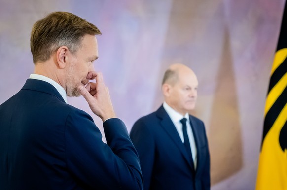 07.11.2024, Berlin: Christian Lindner (l/FDP), ehemaliger Bundesminister der Finanzen, steht im Schloss Bellevue neben Bundeskanzler Olaf Scholz (SPD). Foto: Christoph Soeder/dpa +++ dpa-Bildfunk +++