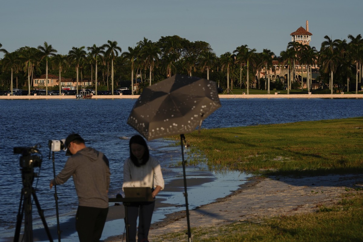 11.11.2024, USA, Palm Beach: Ein Fernsehteam richtet sich vor dem Mar-a-Lago-Anwesen des designierten US-Präsidenten Trump ein. Foto: Julia Demaree Nikhinson/AP/dpa +++ dpa-Bildfunk +++