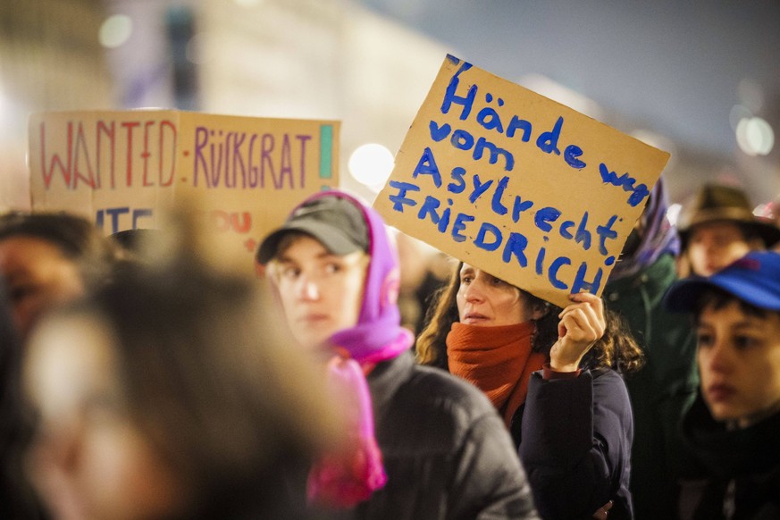 News Bilder des Tages Demonstration gegen die geplante Zusammenarbeit der CDU mit der AfD vor dem Brandenburger Tor in Berlin, 28.01.2025. Berlin Deutschland *** Demonstration against the planned coop ...