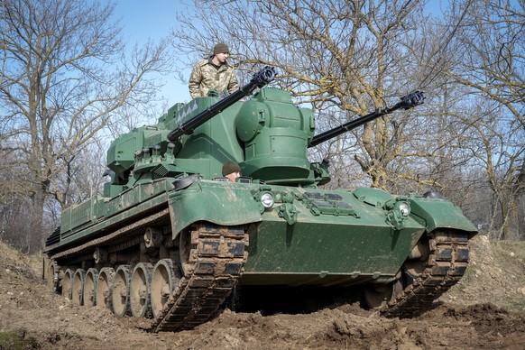 ARCHIV - 22.02.2024, Ukraine, Odessa: Ein Gepard Flugabwehrkanonenpanzer fährt mit seiner Besatzung über ein Feld östlich von Odessa. Der von Deutschland gelieferte Panzer wird hier zur Abwehr von fei ...