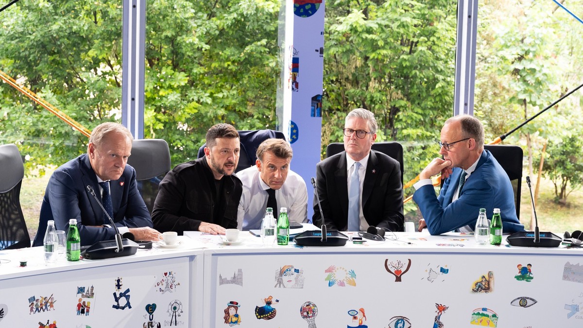 HANDOUT - 16.05.2025, Albanien, Tirana: Donald Tusk (l-r), Ministerpräsident von Polen, Wolodymyr Selenskyj, Präsident der Ukraine, Frankreichs Präsident Emmanuel Macron, Keir Starmer, Premierminister ...