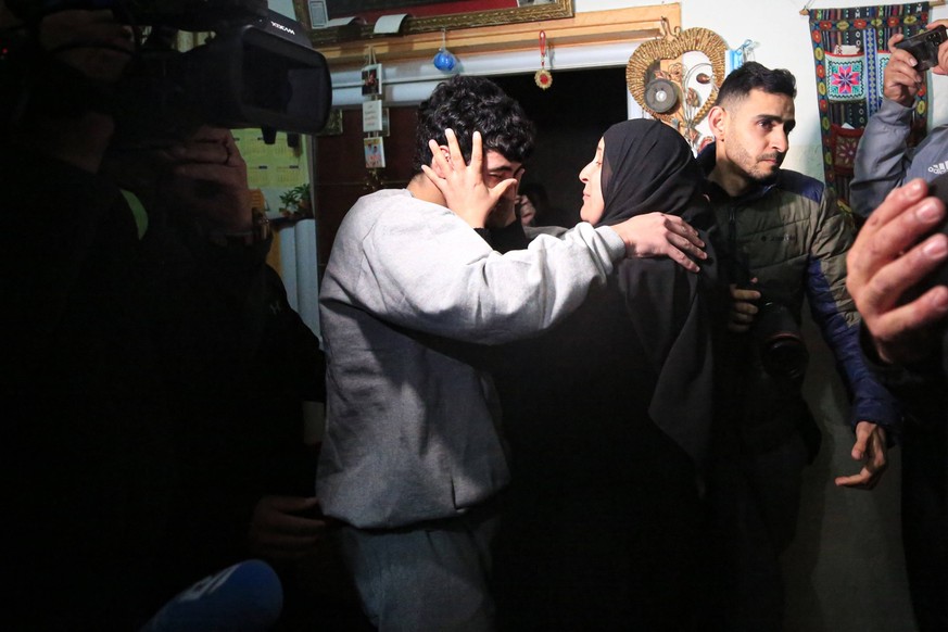 39 Palestinians released from Israeli prisons in a third batch o JERUSALEM - NOVEMBER 26: Kassam Avar and his brother Nasralla Avar reunite with their relatives as they are released from Israeli priso ...