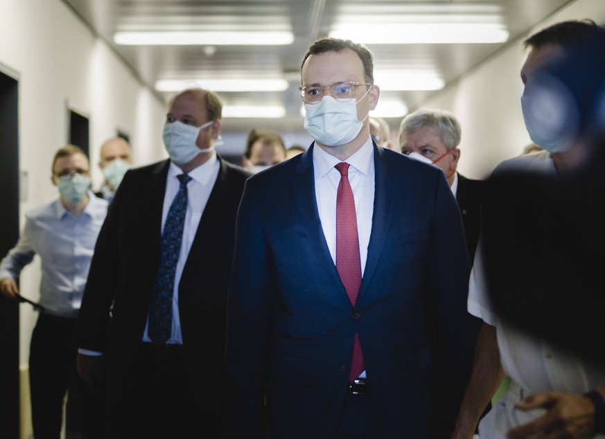 Bundesgesundheitsminister Jens Spahn CDU im Rahmen eines Besuchs der Universitaetsklinik Giessen am 14.04.2020. Giessen Germany *** Federal Minister of Health Jens Spahn CDU during a visit to the Univ ...