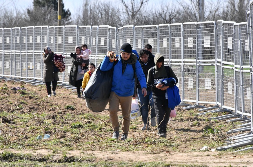 Menschen an der Grenze zwischen der Türkei und Griechenland.