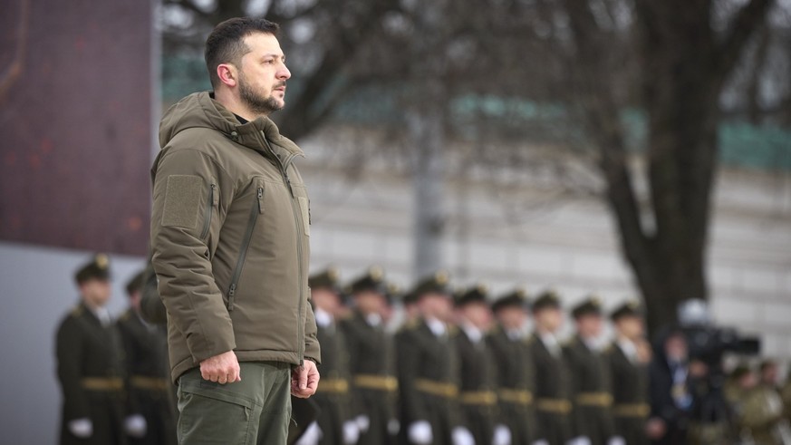 HANDOUT - 24.02.2023, Ukraine, Kiew: Wolodymyr Selenskyj, Präsident der Ukraine, nimmt an einer Gedenkveranstaltung zum Jahrestag des Ukraine-Kriegs teil. Die russische Armee hatte die Ukraine am 24.0 ...