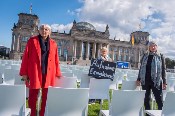 Grünen-Politikerin Luise Amtsberg (r.) demonstrierte noch am Dienstag für eine Aufnahme der Geflüchteten vor dem Reichstag in Berlin.