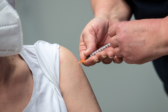 Eine Frau wird in einem Impfzentrum in Niedersachsen gegen Covid-19 geimpft.