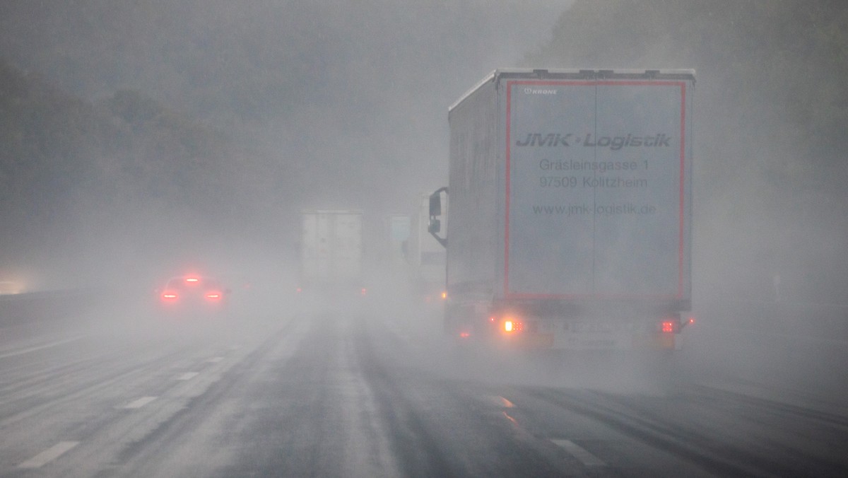 07.08.2018, Hessen, Bad Hersfeld: Bei einem kurzen aber starken Gewitter rollt der Verkehr wegen der Gefahr des Aquaplaning nur langsam auf der Autobahn A7. Foto: Frank Rumpenhorst/dpa +++ dpa-Bildfun ...