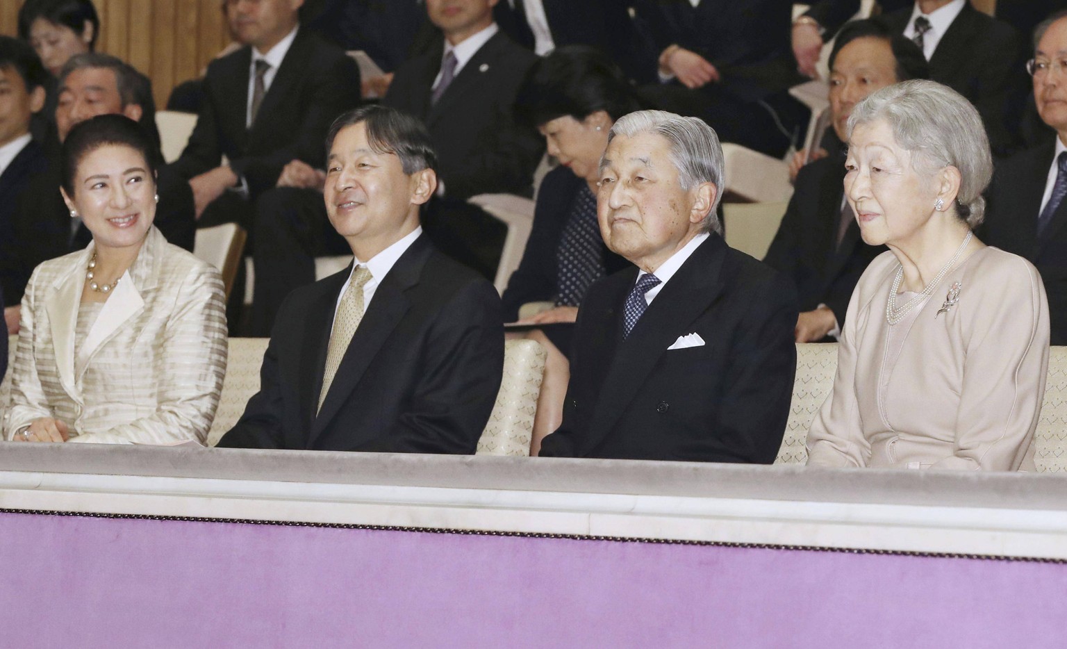 Rechts die Vergangenheit (Kaiser und Kaiserin), links die Zukunft (Kronprinz und Frau): Japans Kaiser dankt zugunsten seines Sohnes ab.