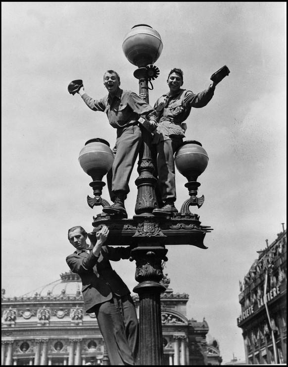 Chronik: 1945 - Kriegsende nach bedingungsloser Kapitulation der Wehrmacht Soldaten in Paris feiern das Ende des 2. Weltkriegs und die deutsche Kapitulation - VE Day (Victory in Europe Day) ou jour de ...