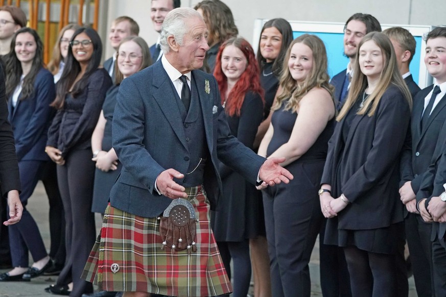 12.09.2022, Großbritannien, Edinburgh: König Charles III. verlässt das schottische Parlament. Foto: Andrew Milligan/PA Wire/dpa +++ dpa-Bildfunk +++