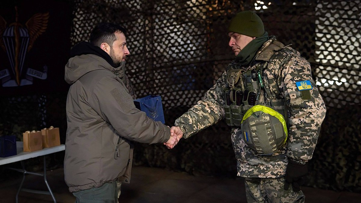 Ukraine-Konflikt, Wolodymyr Selenskyj besucht Slowjansk Ukrainian President Volodymyr Zelenskyy, left, awards a serviceman during his visit to Sloviansk, Donbas region, Ukraine on Tuesday, December 6, ...