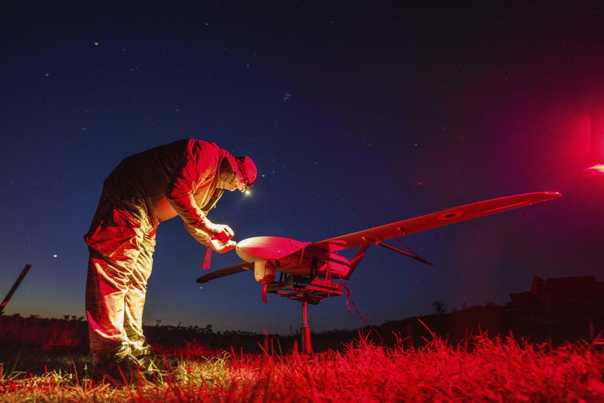 06.08.2025, Ukraine, Pokrowsk: Ein Soldat der ukrainischen Nationalgarde der 3. Brigade &quot;Spartan&quot; bereitet eine Penguin-Drohne in der Nähe der Frontlinie in Richtung Pokrowsk, Ukraine, für d ...
