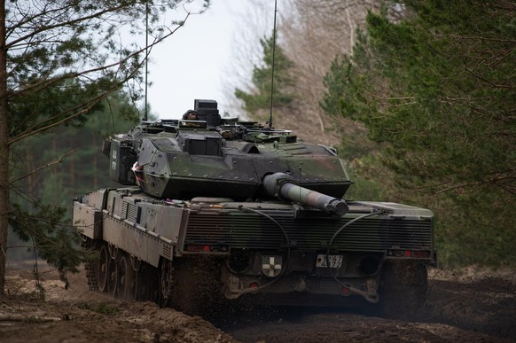 Ein Kampfpanzer vom Typ Leopard 2 A7V vom dem Lehrbataillon 93 der Bundeswehr fährt während einer Übung zur Gefechtsaufklärung auf dem Truppenübungsplatz.