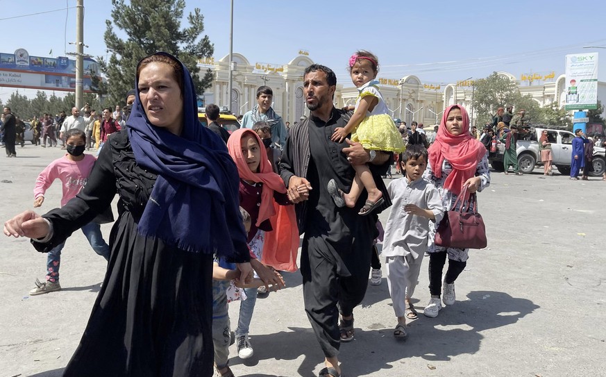 Etliche Afghaninnen und Afghanen versuchen das Land über den Kabuler Flughafen zu verlassen.