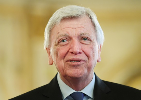 ARCHIV - 21.05.2019, Hessen, Wiesbaden: Volker Bouffier (CDU), Ministerpr�sident des Landes Hessen, nimmt an der Begr��ung des Hessentagspaars im Hessischen Landtag teil. (zu dpa �CDU-Bundesvize Bouff ...