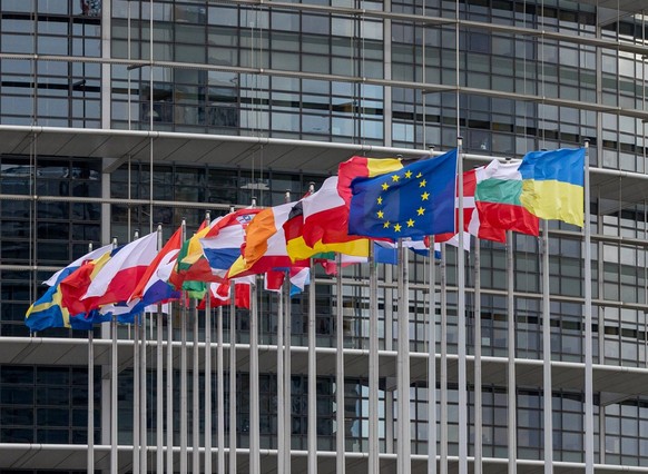 Europäische Parlament Straßburg In der aktuellen Sitzungswoche vor der Europawahl 2024 in Straßburg schmückt die Flagge der Ukraine neben den Europäischen Mitgliedsstaaten und der Europaflagge das Par ...