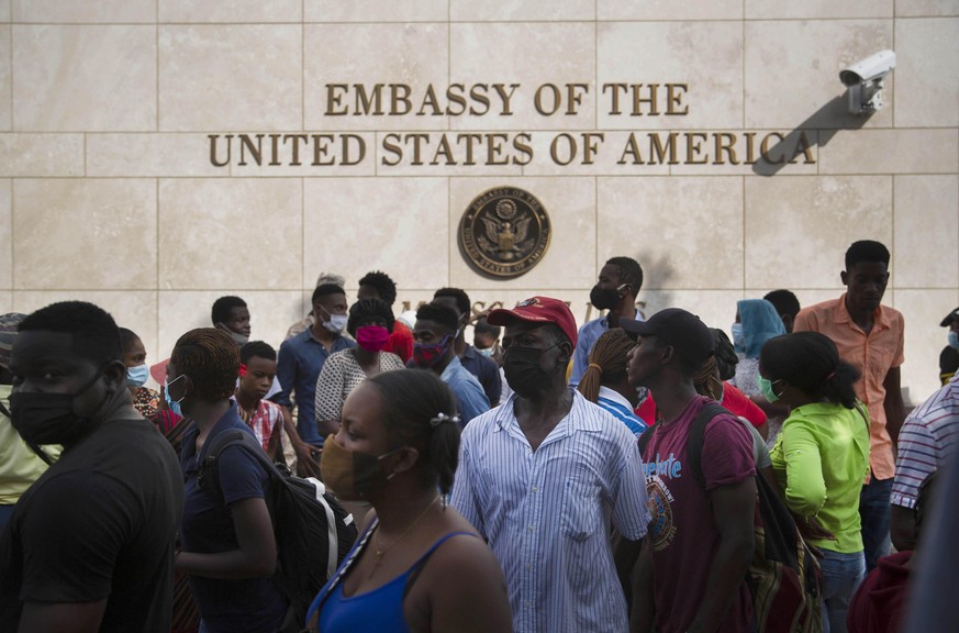 Haitianer versammeln sich vor der US-Botschaft in Port-au-Prince.