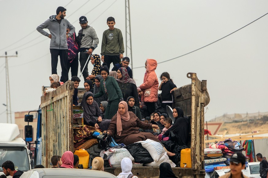05.12.2023, Palästinensische Gebiete, Rafah: Palästinenser fliehen vor heftigen Kämpfen zwischen der israelischen Armee und der Hamas aus der Stadt Chan Junis in Richtung der Stadt Rafah im südlichen  ...