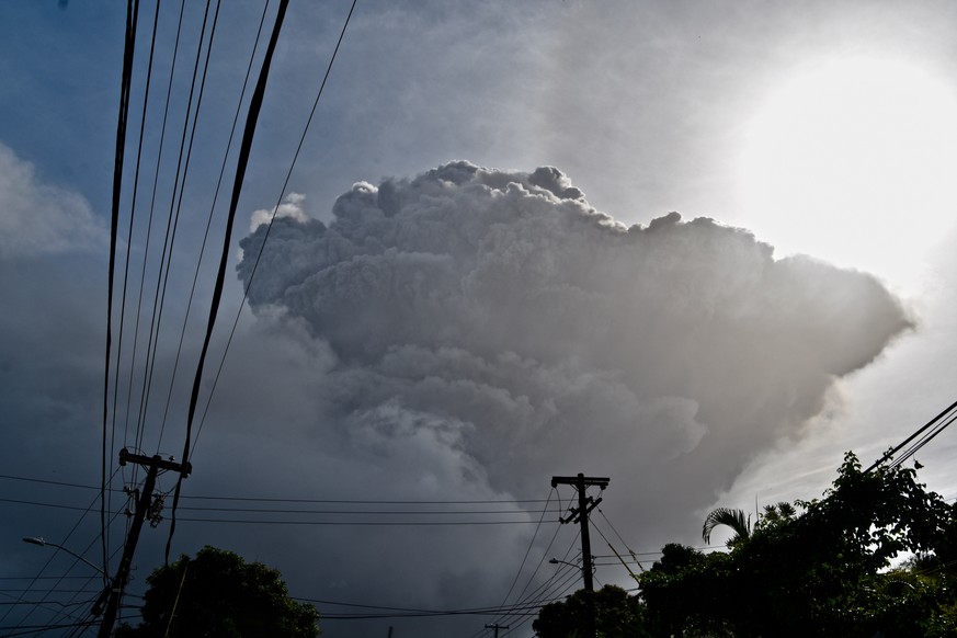 Aschewolke über dem Vulkan La Soufrière auf der Karibikinsel St. Vincent.