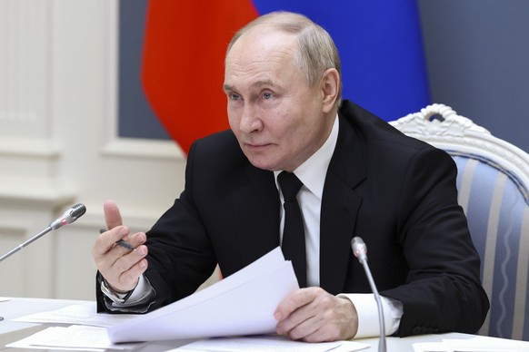 30.05.2024, Russland, Moskau: Auf diesem von der staatlichen russischen Nachrichtenagentur Sputnik via AP veröffentlichten Foto gestikuliert der russische Präsident Wladimir Putin bei einem Treffen mi ...