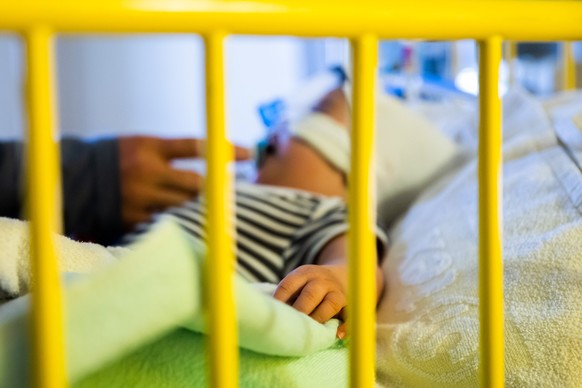 13.12.2022, Berlin: Vater Ziyad Salem betreut seinen achteinhalb Monate alten Sohn Omran Salem, der mit einem Atemwegsinfekt auf der Intensivstation der Kinderklinik des St. Joseph-Krankenhauses liegt ...