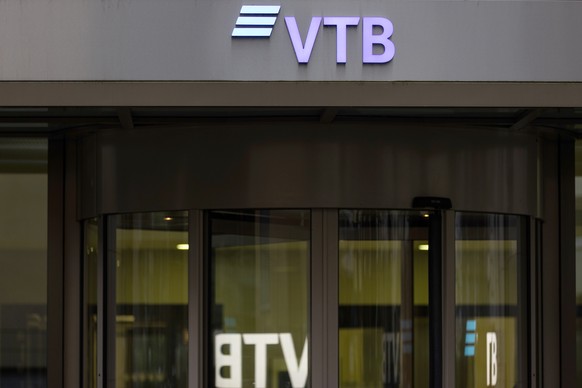 25.02.2022, Hessen, Frankfurt/Main: Das Logo der VTB Bank, das zweitgr��te russische Finanzinstitut, an einem Geb�ude in Frankfurt. Sechs russische Banken, darunter das zweitgr��te Institut des Landes ...