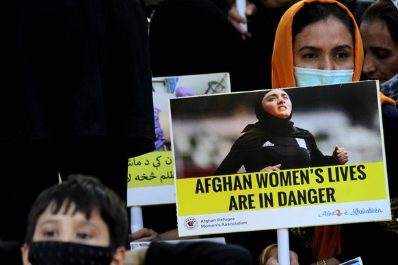 "Afghan women's lives are in danger" steht auf einem Plakat einer afghanischen Frauenrechtsaktivistin.