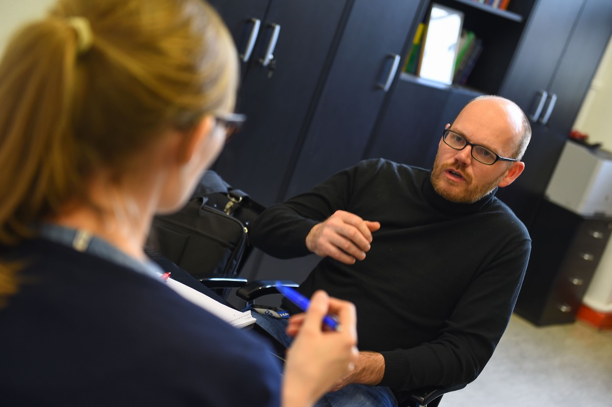 11.04.2019, Berlin: Andreas Steiner, Schulleiter der Fichtenberg-Oberschule im Berliner Steglitz, spricht bei einem Interview. (zu dpa-Story &quot;Hakenkreuz im Klassenzimmer: Wie Rechtsextremismus Sc ...