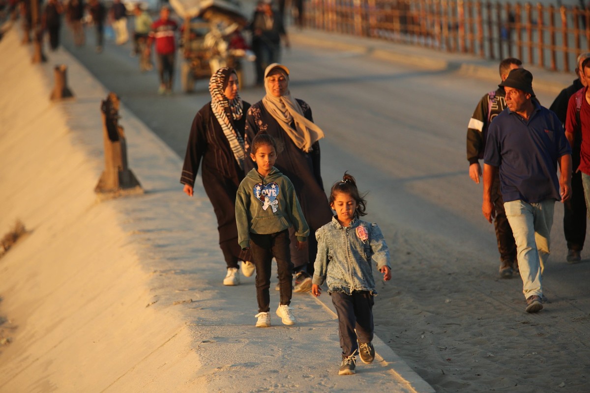 Palestinians continue returning north on second day of Gaza ceasefire GAZA CITY, GAZA - OCTOBER 11: Palestinians walk along al-Rashid Street, which connects the southern and northern parts of the Gaza ...