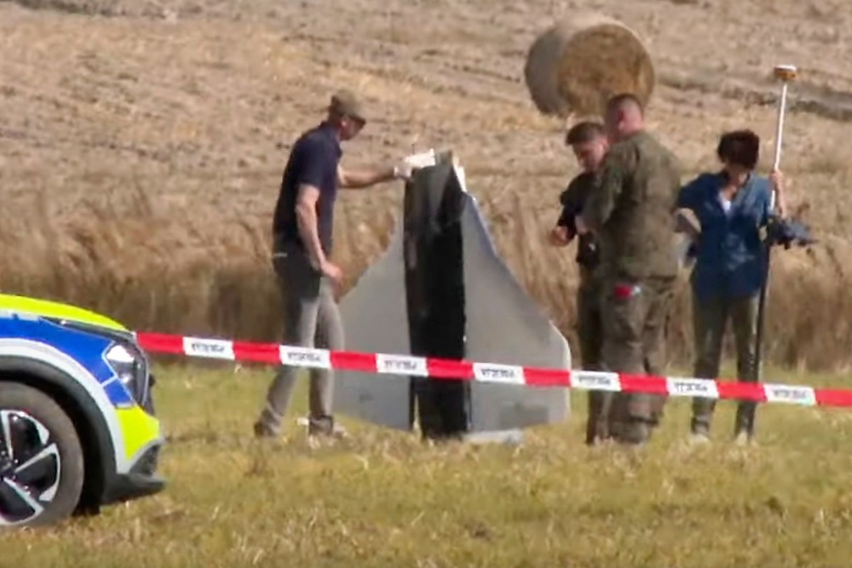 dpatopbilder - 10.09.2025, Polen, Wohyn: In diesem Videostandbild sichern Einsatzkräfte von Polizei und Militärpolizei Teile einer beschädigten Drohne, das von polnischen Behörden abgeschossen wurde.  ...
