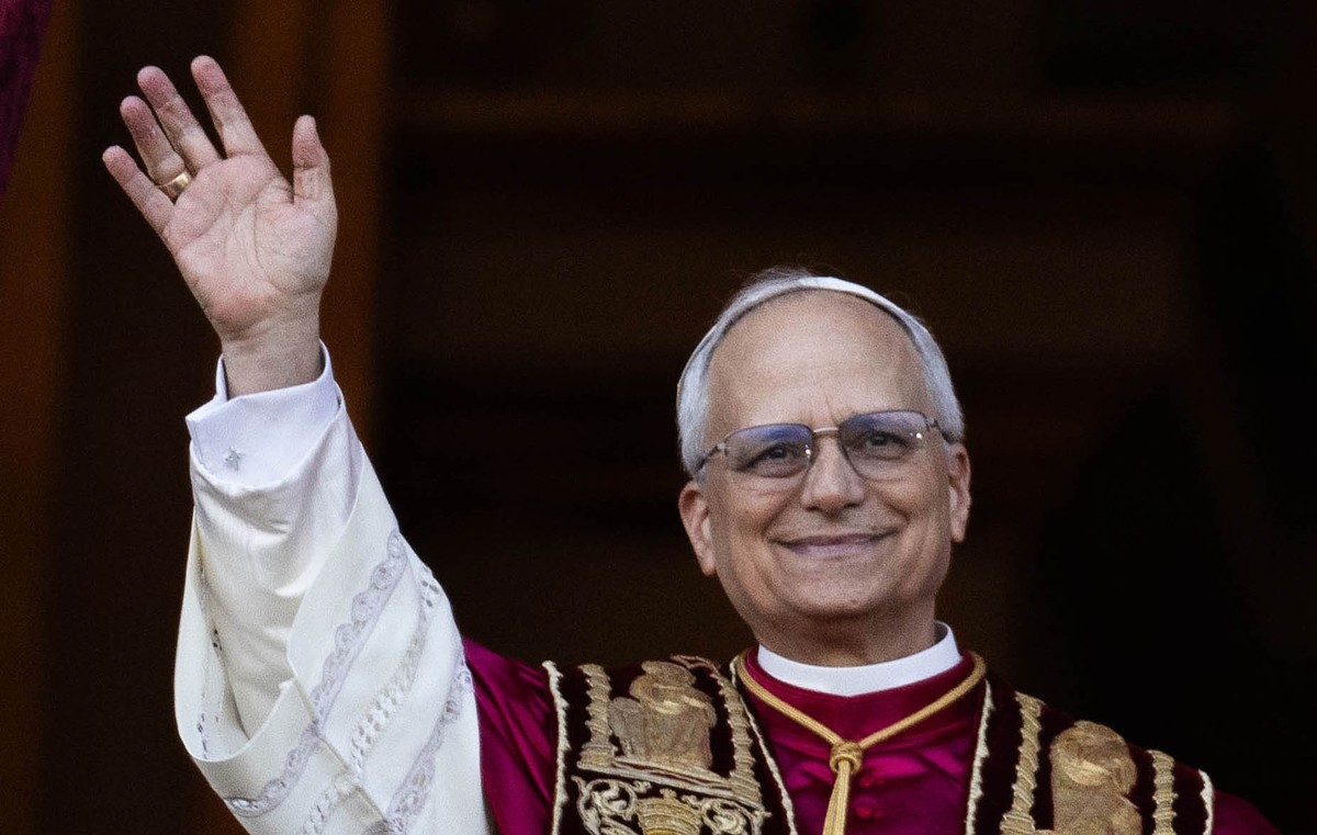08.05.2025, Vatikan, Vatikanstadt: Wiederholung mit engerem Bildausschnitt. Der neu gewählte Papst Leo XIV., der US-Amerikaner Robert Prevost, erscheint nach dem Konklave auf dem Balkon des Petersdoms ...