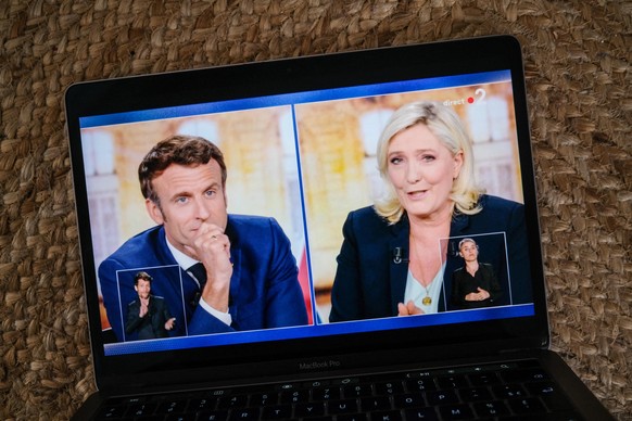 The broadcasted debate between two rounds of the presidential election was held on April 20, 2022, between Emmanuel MACRON (LREM, right and center) and Marine LE PEN (RN, far right). Broadcast live, t ...