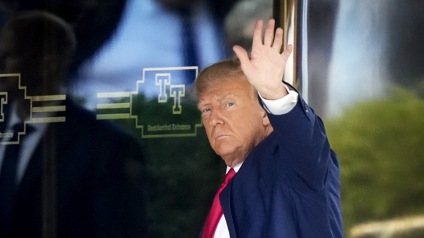 03.04.2023, USA, New York: Donald Trump, ehemaliger Präsident der USA, kommt am Trump Tower in New York an. Trump ist vor seinem Termin zur Anklageverlesung in New York angekommen. Foto: Bryan Woolsto ...