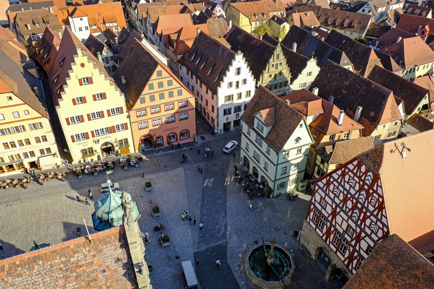 17.10.2018, Rothenburg ob der Tauber, Mittelfranken, Bayern, Deutschland - Blick vom Rathausturm auf Buergerhaeuser am Marktplatz in Rothenburg ob der Tauber *** 17 10 2018 Rothenburg ob der Tauber Mi ...