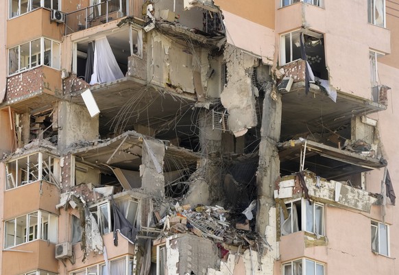 26.02.2022, Ukraine, Kiew: Ein besch�digtes Wohnhaus nach einem russischen Raketenangriff. Russische Truppen haben den erwarteten Angriff auf die Ukraine gestartet und drangen in die Hauptstadt vor. F ...