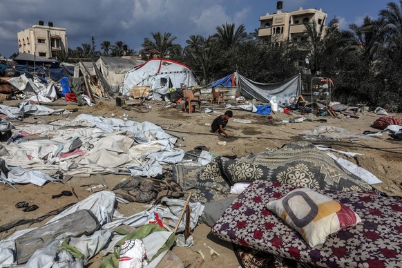 dpatopbilder - 14.07.2024, Palästinensische Gebiete, Chan Yunis: Vertriebene Palästinenser kehren in ihre zerstörten Zelte zurück, um ihre Habseligkeiten nach einem israelischen Bombenangriffs auf das ...