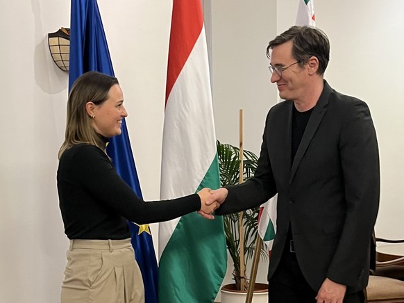 Anna Peters trifft auf ihrer Europa-Tour den Bürgermeister von Budapest, Gergely Karácsony