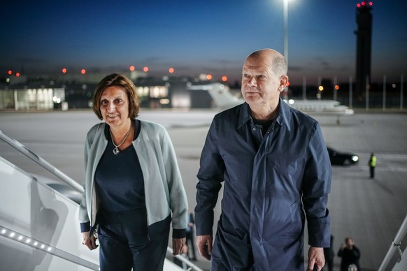 17.05.2023, Brandenburg, Schönefeld: Gemeinsam mit seiner Ehefrau Britta Ernst (l) geht Bundeskanzler Olaf Scholz (SPD) die Gangway des Airbus A350 der Luftwaffe auf dem militärischen Teil des Flughaf ...