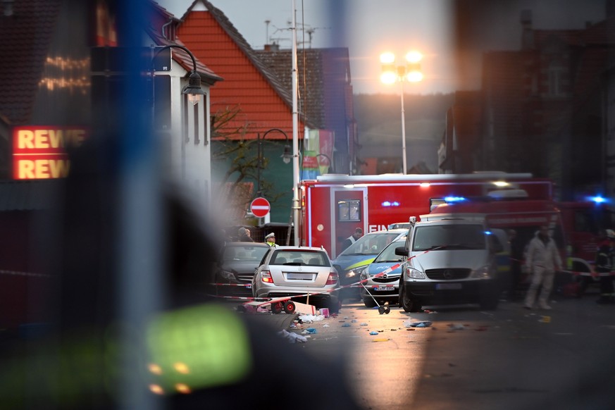 Die Unfallstelle in Volksmarsen mit dem silbernen Auto, das in einen Karnevalsumzug gerast sein soll. Die Unfallstelle wurde in der Zwischenzeit abgeriegelt.