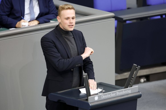 Jakob Blankenburg in der 54. Sitzung des Deutschen Bundestages im Reichstagsgeb�ude. Berlin, 22.09.2022 *** Jakob Blankenburg at the 54 session of the German Bundestag in the Reichstag building Berlin ...