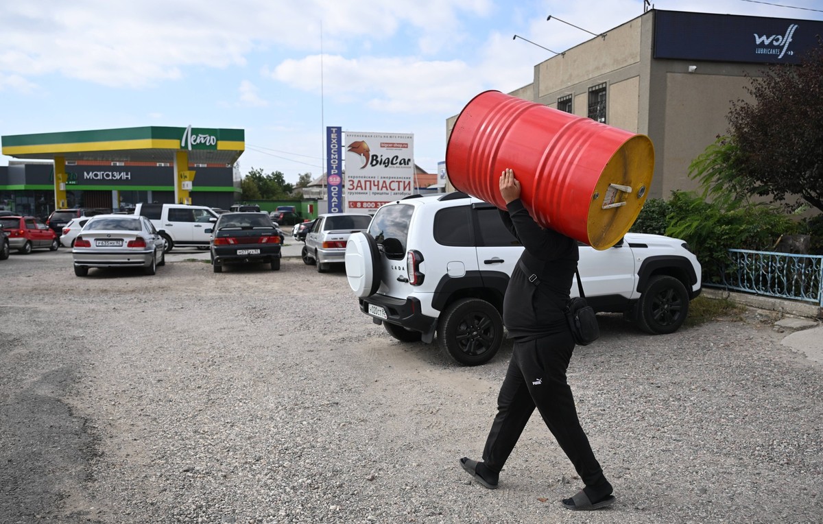 Russia Gasoline Shortages 9013260 25.09.2025 A man carries a barrel of fuel at a Leto petrol station amid gasoline shortages in the Republic of Crimea, Russia. Authorities in Crimea said they were wor ...