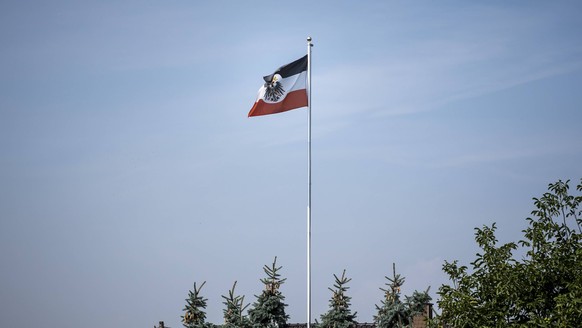 Reichsbürger-Fahne über einer Kleingartenanlage in Erfurt&nbsp;