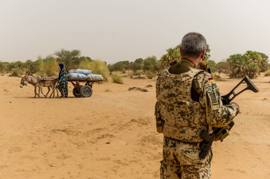 Ein Bundeswehrsoldat schiebt Wache im Rahmen der Mission in Mali