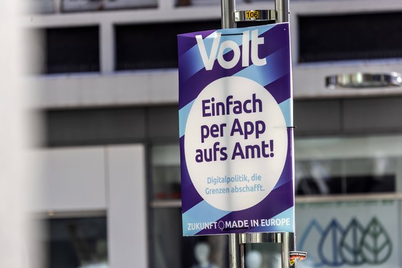 Ein Landtagswahlplakat von Volt in Stuttgart.
