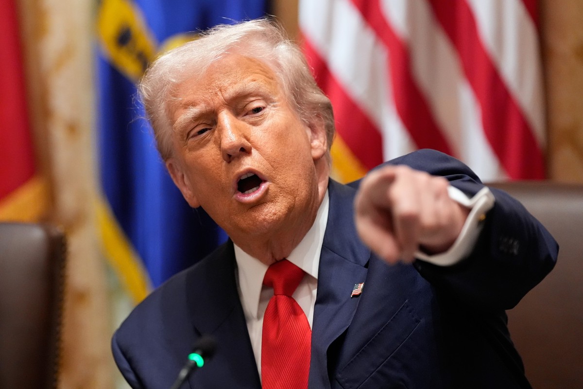 ARCHIV - 14.10.2025, USA, Washington: US-Präsident Donald Trump beantwortet Fragen von Reportern während eines Treffens mit dem argentinischen Präsidenten Milei im Kabinettssaal des Weißen Hauses. Nac ...