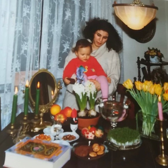 1994: Delara mit ihrer Mutter beim Norouz-Fest.